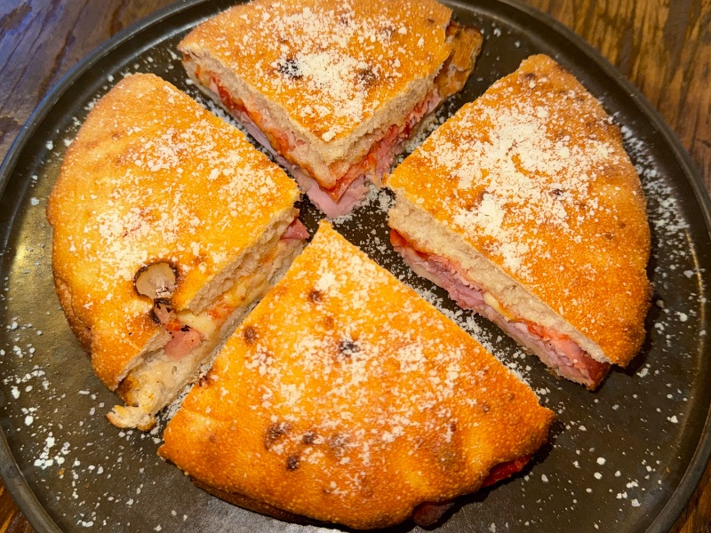 Parigina — pizza al padellino con pomodoro San Marzano, provola di Agerola, prosciutto cotto e Parmigiano